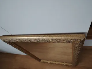 Espejo decorativo dorado con marco tallado