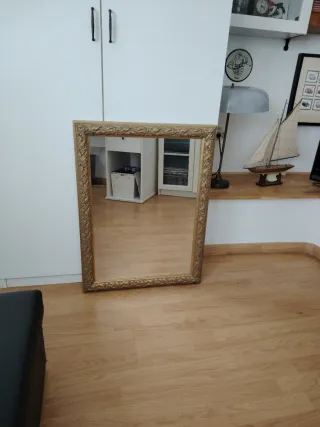 Espejo decorativo dorado con marco tallado