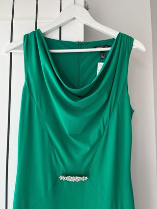 Vestido largo verde con pedrería