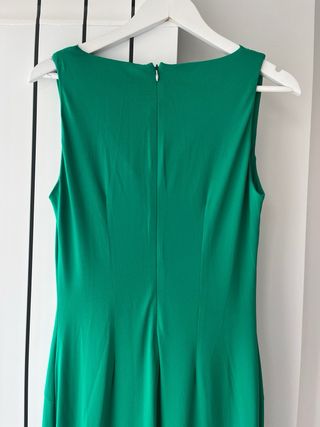 Vestido largo verde con pedrería