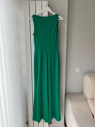 Vestido largo verde con pedrería