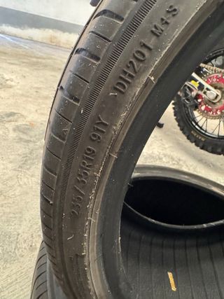 Neumático 235/35 R19