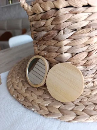 Espejo detalle invitado mimbre y madera