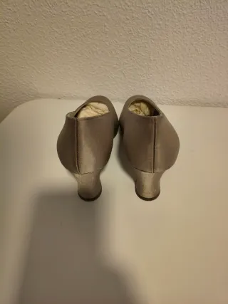 Zapatos de tacón beige