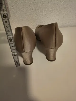 Zapatos de tacón beige
