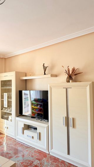 Mueble salón completo crema con vitrina