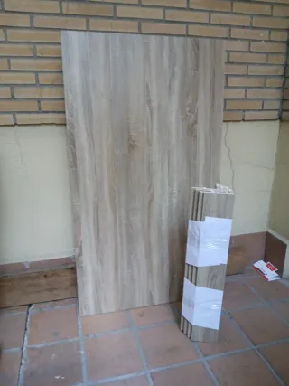 Mesa de madera color beige y marrón