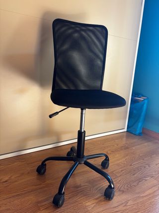 Silla de oficina negra con ruedas