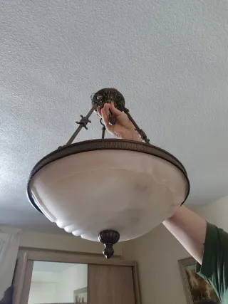 Lámpara de techo dorada y blanca