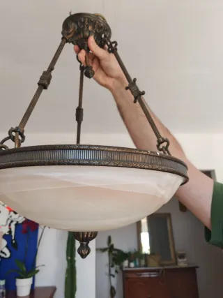 Lámpara de techo dorada y blanca