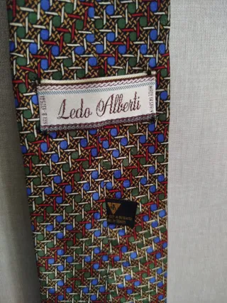 Corbata de caballero con diseño geométrico.