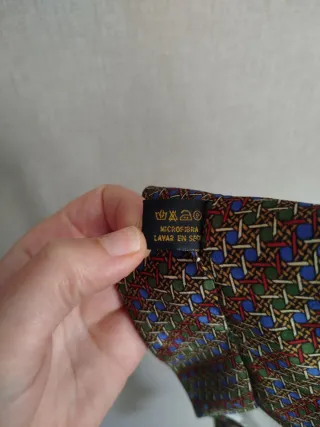Corbata de caballero con diseño geométrico.