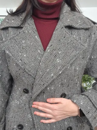 Abrigo gris y blanco