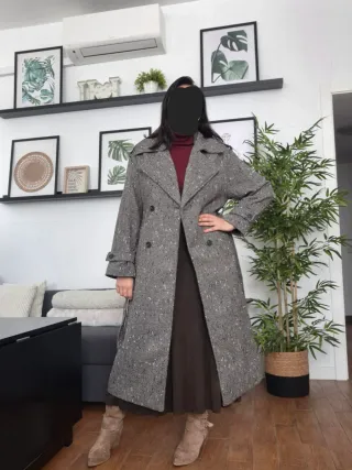 Abrigo gris y blanco