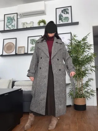 Abrigo gris y blanco