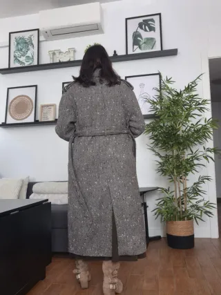 Abrigo gris y blanco