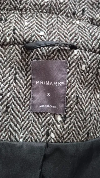 Abrigo gris y blanco