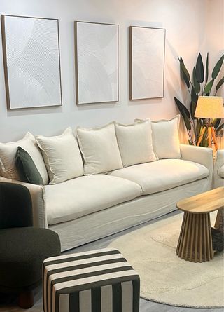 Sofás tela beige y madera. 4-5 plazas y 3-4 plazas