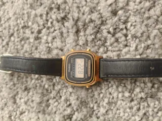 Casio LA670WE - Reloj Digital Dorado y Negro