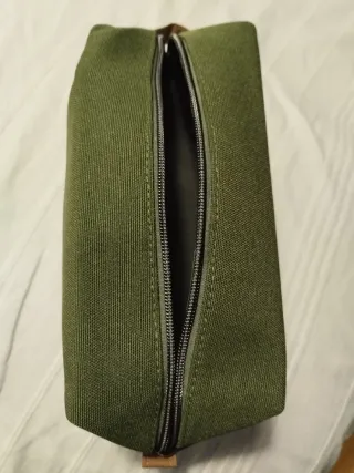 Neceser verde con asa práctico y moderno Nívea