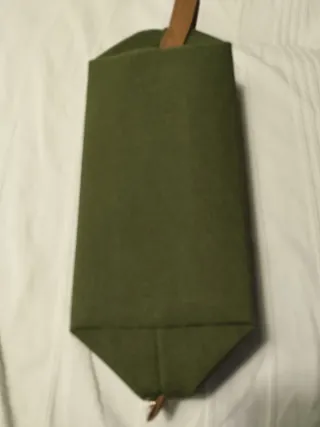 Neceser verde con asa práctico y moderno Nívea