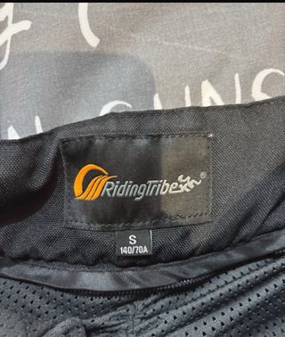Pantalones de moto negros y rosas