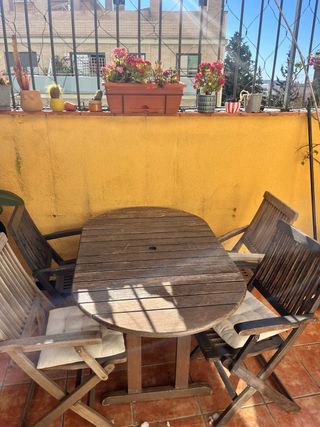 Mesa y 4 sillas de jardín de madera