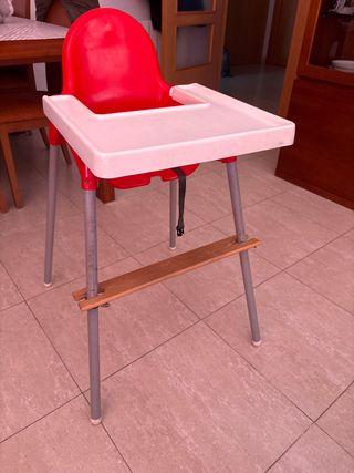 Trona IKEA con reposapiés bambú