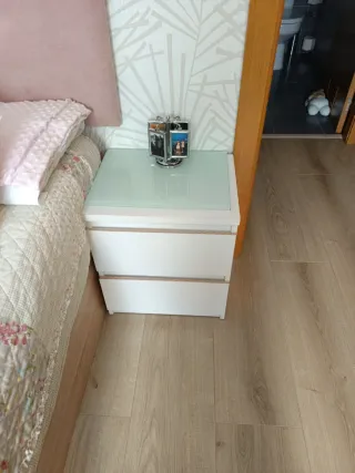 Mesilla de noche blanca y cristal