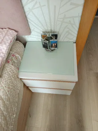 Mesilla de noche blanca y cristal