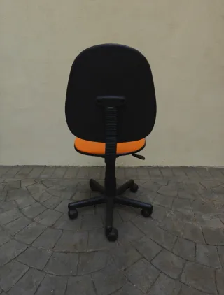 Silla de escritorio infantil naranja con ruedas