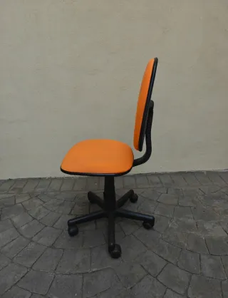 Silla de escritorio infantil naranja con ruedas
