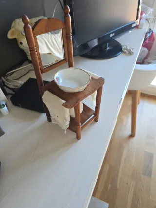 Mini lavabo antiguo de madera