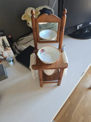 Mini lavabo antiguo de madera