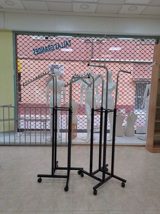 Percheros Metálicos Plateados y Turquesa