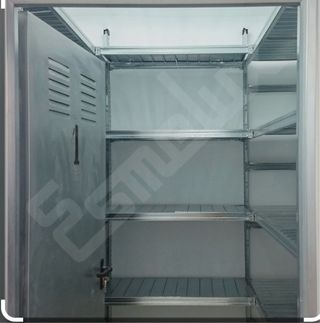 Trastero en zona tablero bajo.