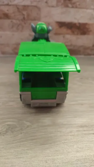 Rocky y su vehículo de reciclaje