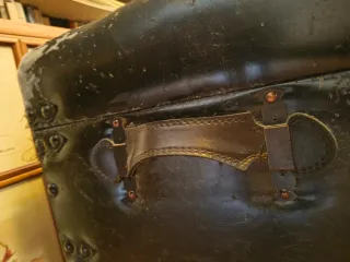 Baúl antiguo de cuero y madera en Argüelles