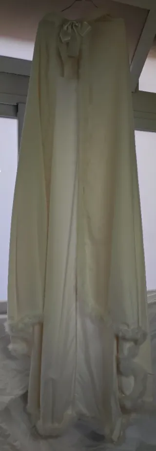 Abito sposa con cappuccio e mantello