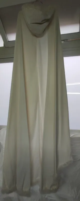 Abito sposa con cappuccio e mantello