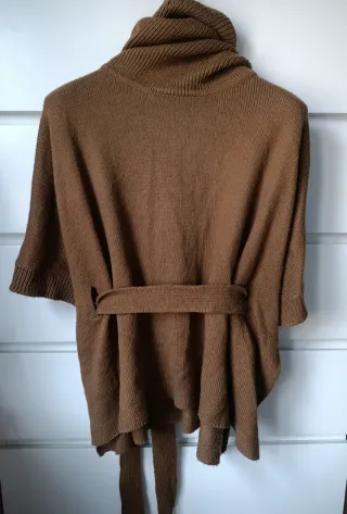 Jersey poncho marrón cuello alto