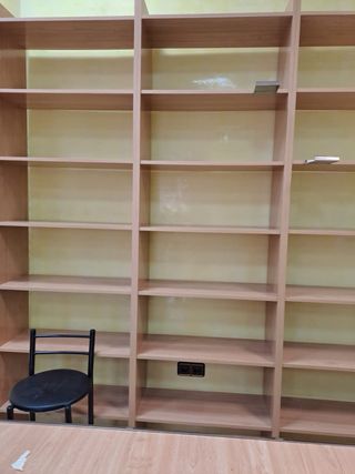 Estanterías de madera y metal