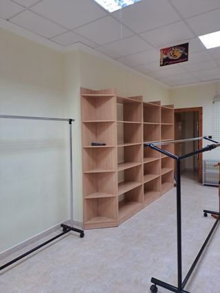 Estanterías de madera y metal