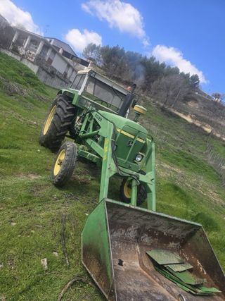 Tractor John Deere 3135
