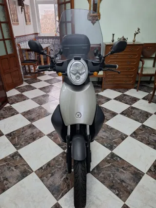 Moto Eléctrica Scooter Plata