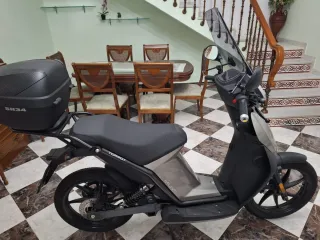 Moto Eléctrica Scooter Plata