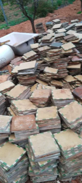 Baldosas hidráulicas a cuadros verdes y blancas