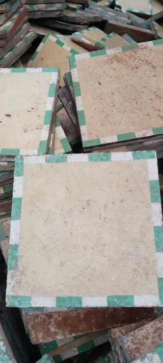 Baldosas hidráulicas a cuadros verdes y blancas