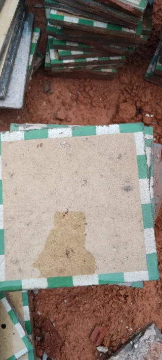 Baldosas hidráulicas a cuadros verdes y blancas