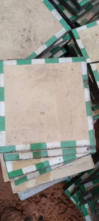 Baldosas hidráulicas a cuadros verdes y blancas